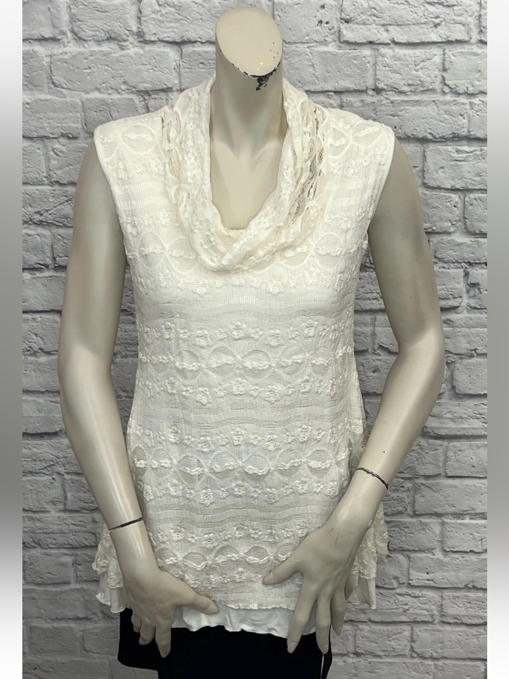 SNOSKINS CREAM IVORY LACE LAYERED SLEEVELESS TOP SIZE M